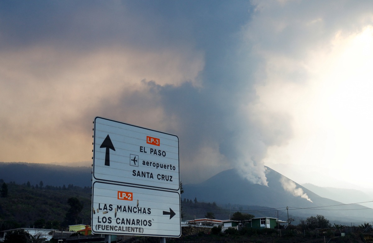 The Cumbre Vieja volcano continues to expel lava and ash, as seen from Tajuya on the Canary Island of La Palma, Spain, December 13, 2021. REUTERS/Borja Suarez
