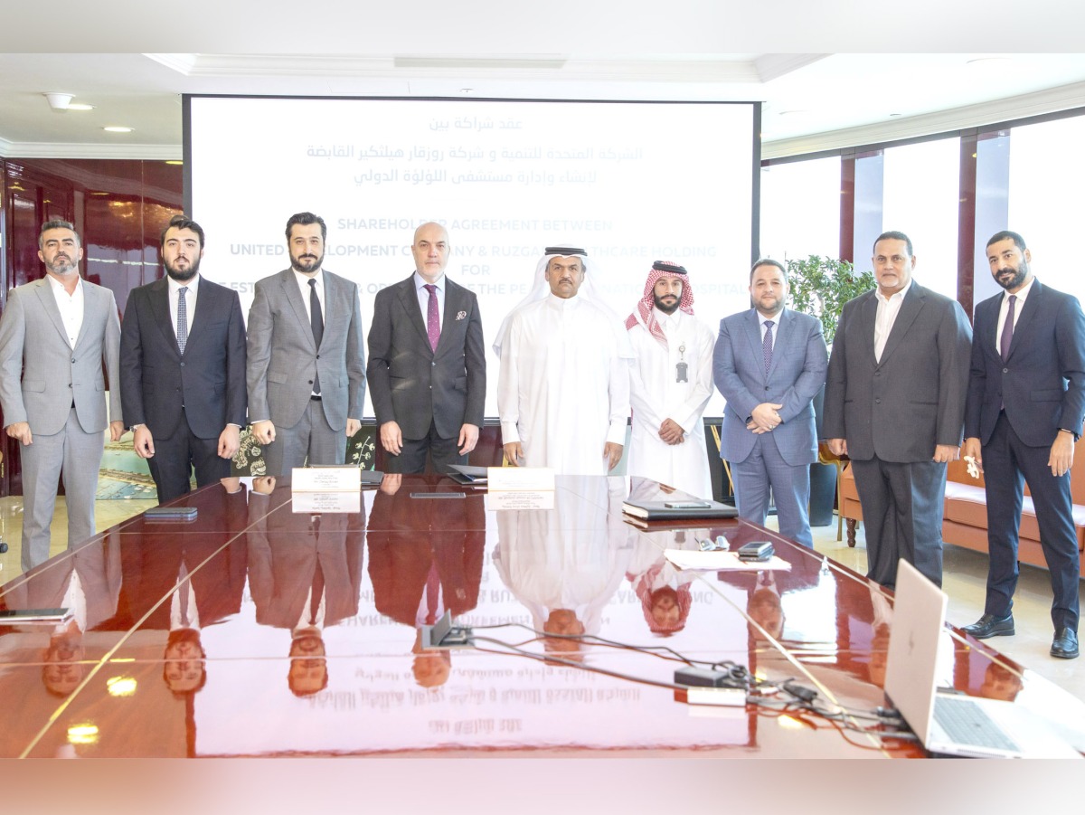 Ibrahim Jassim Al Othman, President, CEO and Member of the Board at UDC, Oktay Ercan, Chairman of Ruzgar Healthcare Holding, and other officials, during the agreement signing ceremony.  