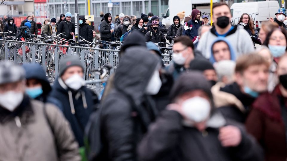 People queue to get vaccinated against the coronavirus disease (COVID-19) during the annual Christmas campaign of German musician Frank Zander to homeless and people in need, in Berlin, Germany, December 14, 2021. REUTERS/Hannibal Hanschke

