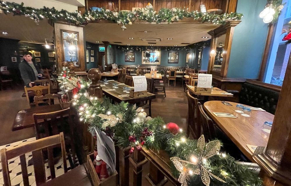 Empty tables are seen in a restaurant amid the coronavirus disease (COVID-19) pandemic in London, Britain, December 18, 2021. REUTERS/Peter Nicholls/File Photo
 