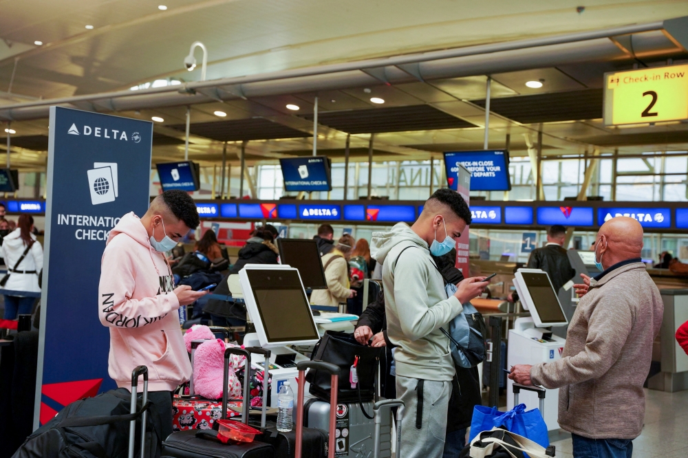 Passengers line up at John F. Kennedy International Airport after airlines announced numerous flights were canceled during the spread of the Omicron coronavirus variant on Christmas Eve in Queens, New York City, U.S., December 24, 2021. Reuters//Dieu-Nalio Chery