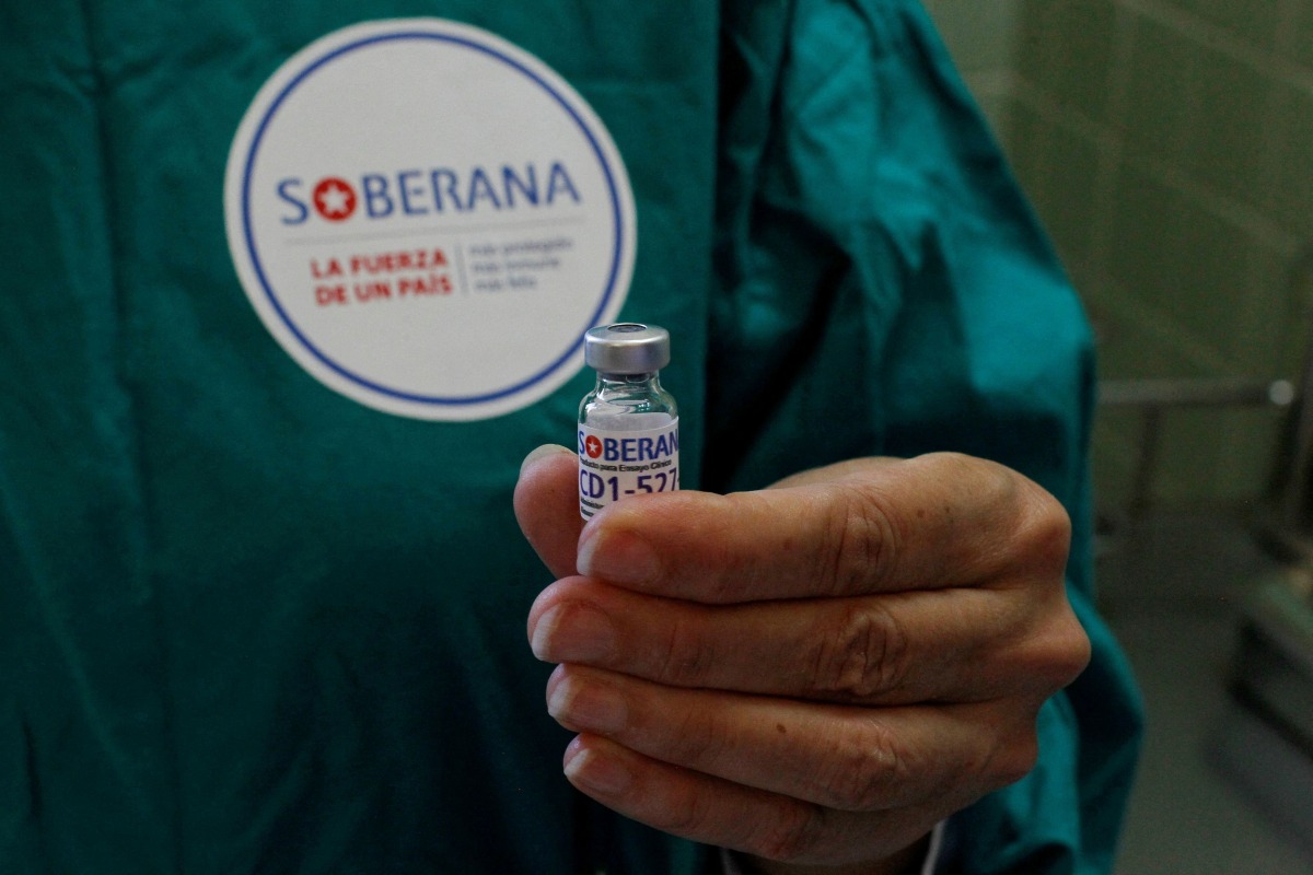 FILE PHOTO: A nurse shows a dose of the Soberana-02 COVID-19 vaccine in Havana, Cuba, March 31, 2021. Jorge Luis Banos/Pool via REUTERS/File Photo/File Photo
