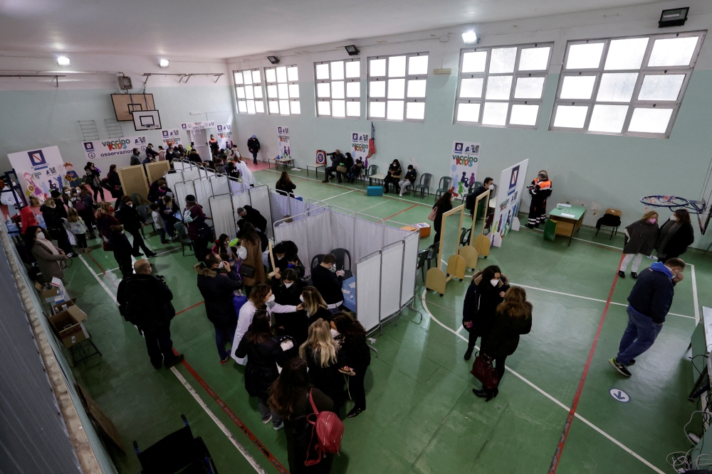 Pupils receive coronavirus disease (COVID-19) vaccinations at a primary school in Naples, Italy, January 12, 2022. REUTERS/Ciro De Luca/File Photo