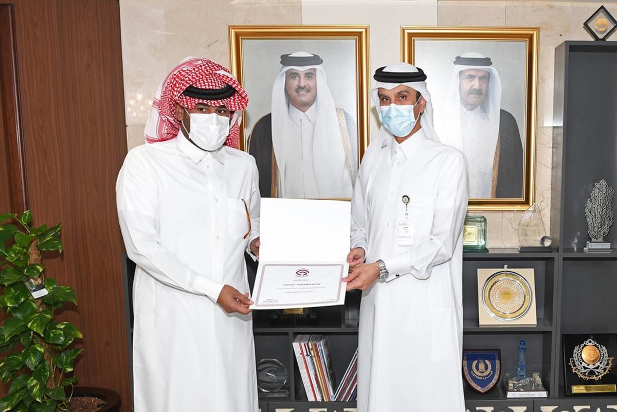 President of the General Authority of Customs Ahmed bin Abdullah Al Jamal presenting the award to GWC Vice Chairman Sheikh Fahad bin Hamad bin Jassem bin Jabor Al Thani, during the event.  