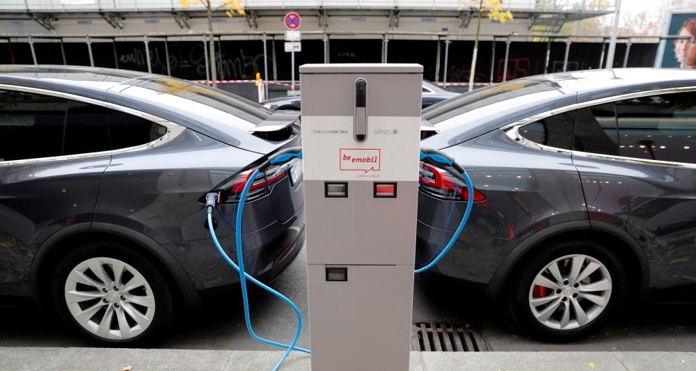 Tesla Model X electric cars recharge their batteries in Berlin, Germany, November 13, 2019. Reuters/Fabrizio Bensch//File Photo