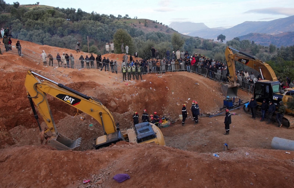 Rescuers work to reach a five-year old boy trapped in a well in the northern hill town of Chefchaouen, Morocco February 5, 2022. Reuters/Thami Nouas
