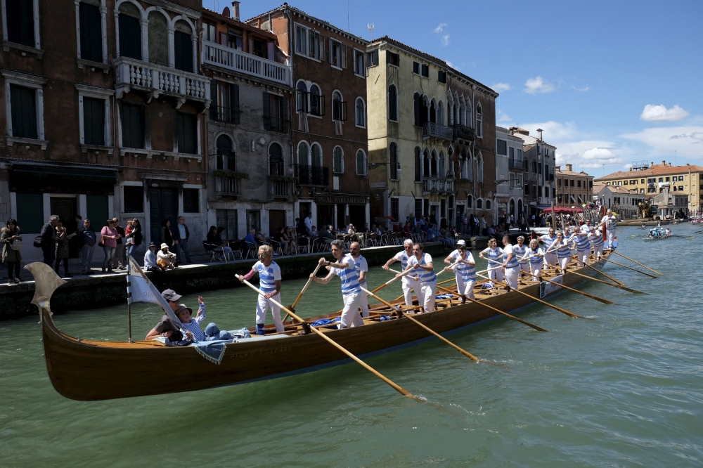 FILE PHOTO: Rowers take part in the Vogalonga, or Long Row, in the Venice lagoon, Italy May 24, 2015. REUTERS/Manuel Silvestri
