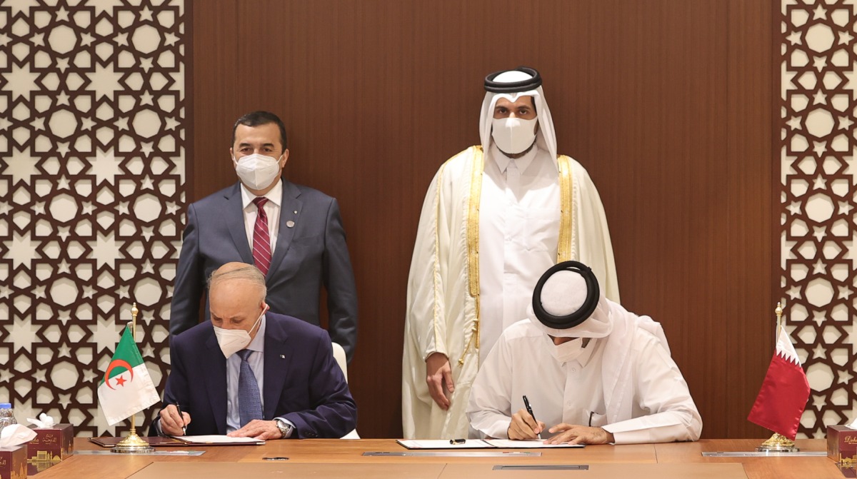 Minister of Commerce and Industry H E Sheikh Mohammed bin Hamad bin Qassim Al Thani, and Minister of Trade and Export Promotion of the People’s Democratic Republic of Algeria H E Kamel Rezig witnessing the signing of MoU to study investment opportunities in the steel industry.