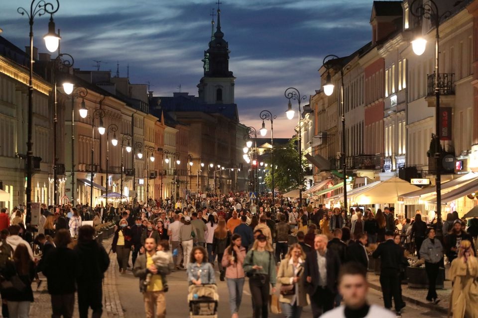 People walk in the city centre as the country's coronavirus disease (COVID-19) restrictions eased, in Warsaw, Poland May 15, 2021. Slawomir Kaminski/Agencja Gazeta/via REUTERS/File Photo