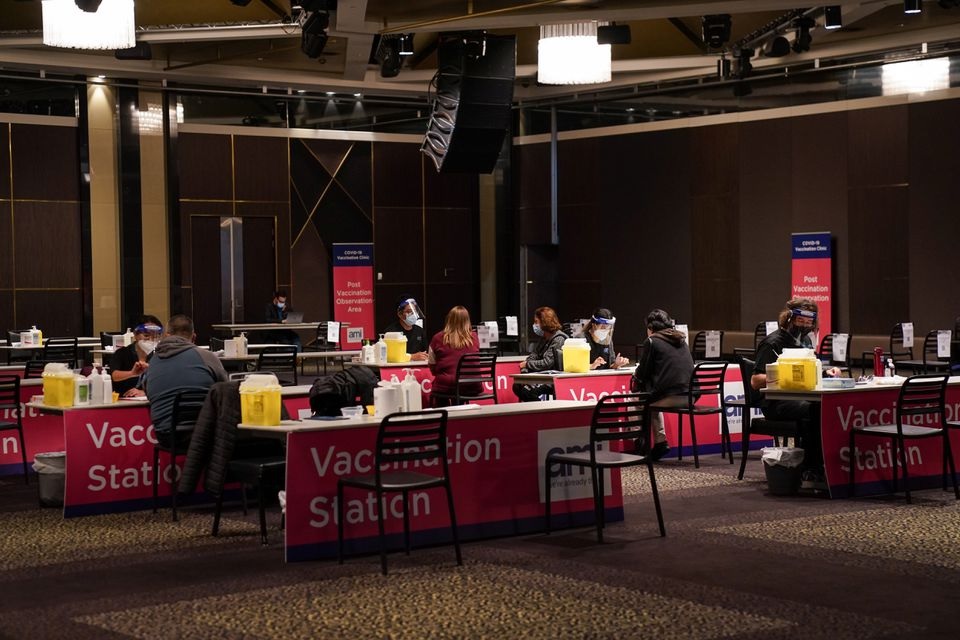 Nurse immunisers administer the AstraZeneca vaccine to people at a coronavirus disease (COVID-19) vaccination clinic at the Bankstown Sports Club during a lockdown to curb an outbreak of cases in Sydney, Australia, August 25, 2021.  REUTERS/Loren Elliott