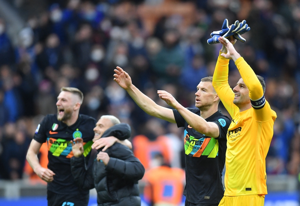 Inter Milan's Edin Dzeko celebrates with teammates after the match REUTERS/Daniele Mascolo