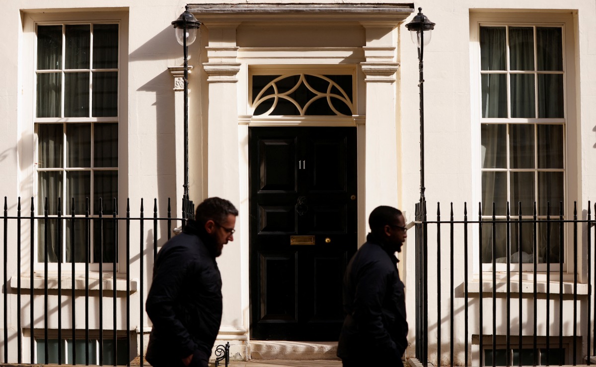People walk past 11 Downing Street, the official residence of British Chancellor of the Exchequer Rishi Sunak, in London, Britain April 11, 2022. REUTERS/John Sibley
