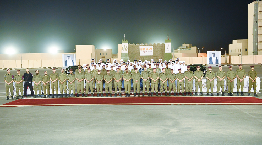 The Amiri Guard School officials and the course participants during the celebration of graduation of the security course.
