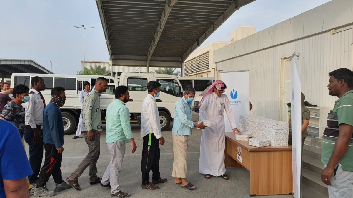 Workers receiving Iftar meals provided by the Ministry of Municipality in coordination with Afif Charity.