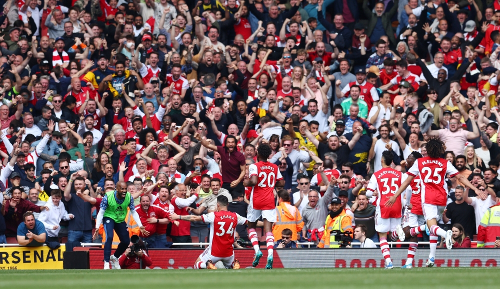 Arsenal's Granit Xhaka celebrates scoring their third goal. (Reuters/David Klein)