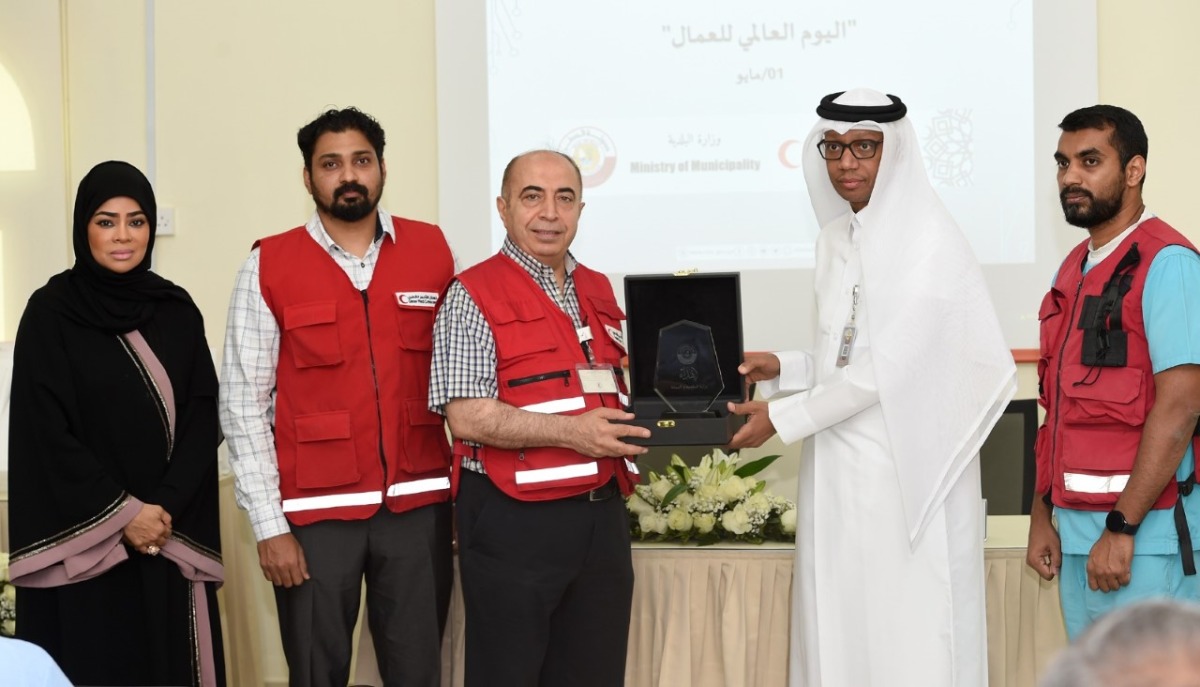 Officials honouring workers of Department of Mechanical Equipment.