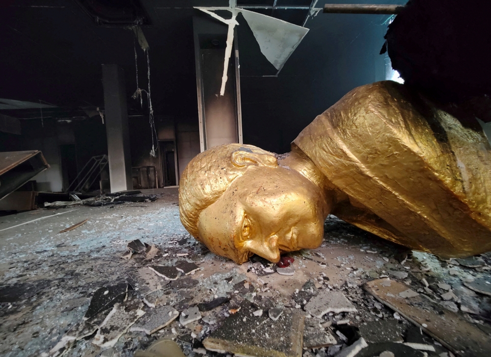 A damaged bust of DA Rajapaksa, father of former Sri Lankan Prime Minister Mahinda Rajapaksa, is pictured at a museum, following violent clashes between pro and anti-government factions and police, in Weeraketiya, Sri Lanka, May 11, 2022. Reuters/Alasdair Pal/File Photo
