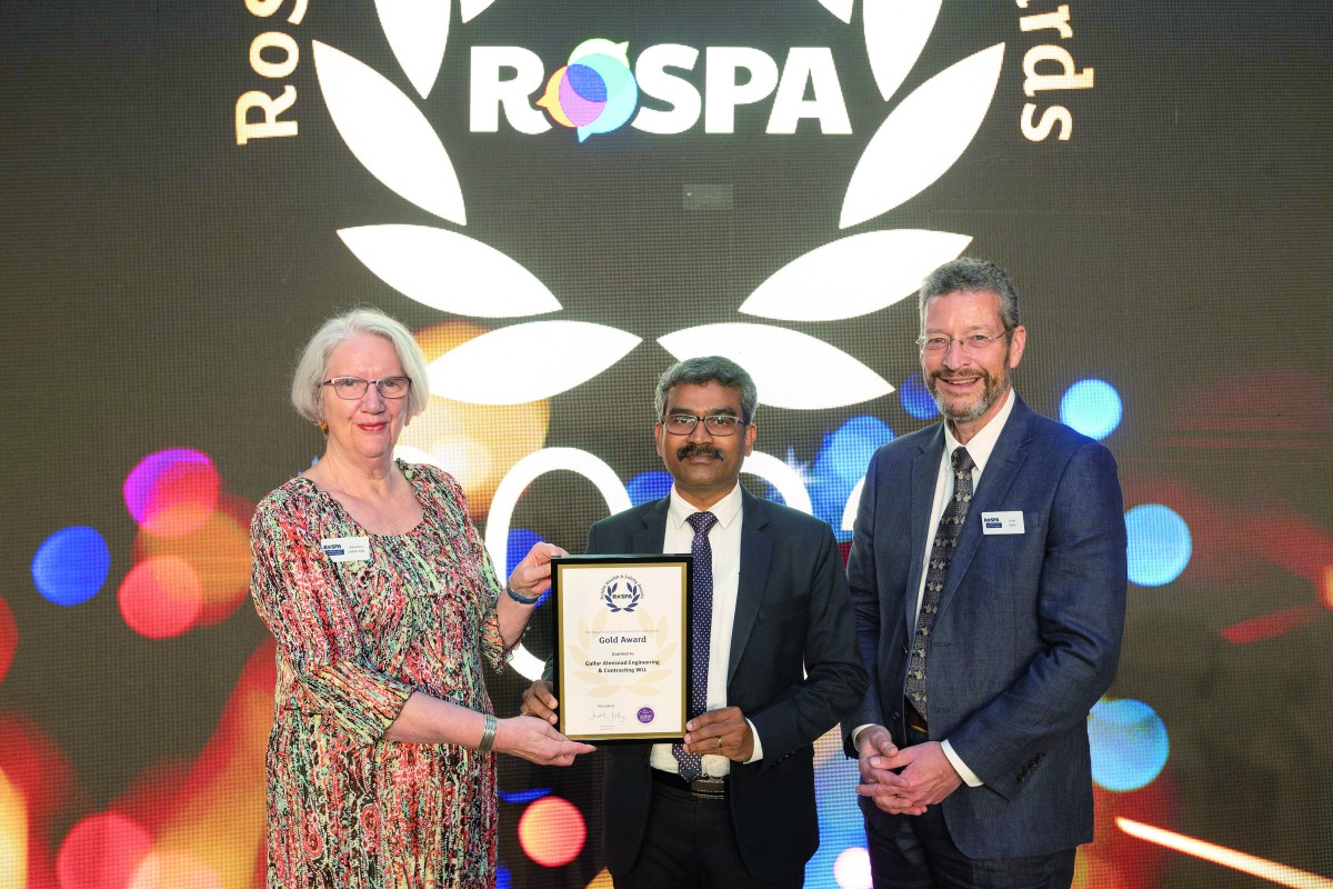 Galfar’s Corporate HSE Manager Venkatesan Kulandaivelu receiving award from RoSPA president Baroness Jolly and CEO Errol Taylor.
