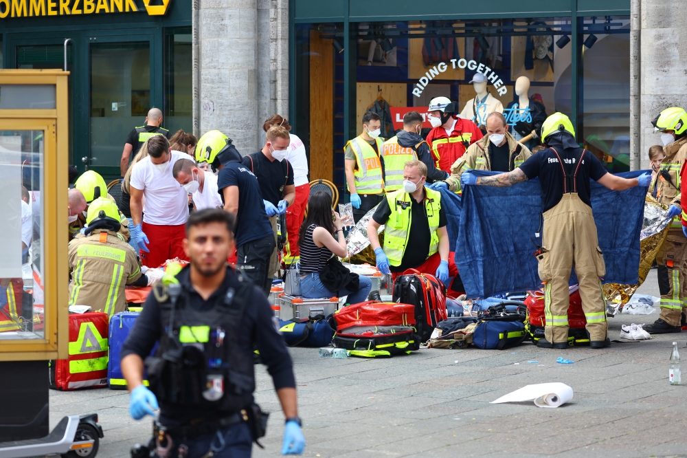 Emergency crews assist the injured at Tauentzien Strasse near Kaiser Wilhelm Gedaedtniskirche church in Berlin, Germany June 8, 2022. Reuters/Fabrizio Bensch