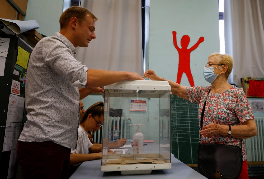 A woman casts her ballot to vote in the first round of French parliamentary elections at a polling station in Marseille, France, June 12, 2022. Reuters/Eric Gaillard