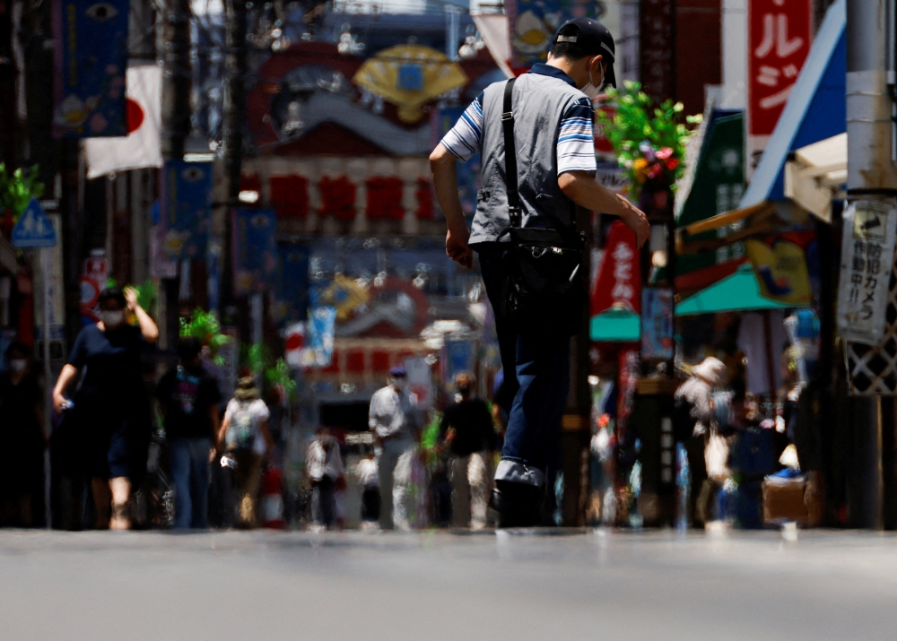 Passersby are seen through a heat haze during hot weather at Sugamo district in Tokyo, Japan June 27, 2022. Reuters/Issei Kato/File Photo