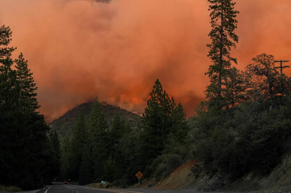 The Oak Fire burns along Highway 140, a main artery into Yosemite National Park, near Mariposa, California, US, on July 22, 2022. (REUTERS/Tracy Barbutes)