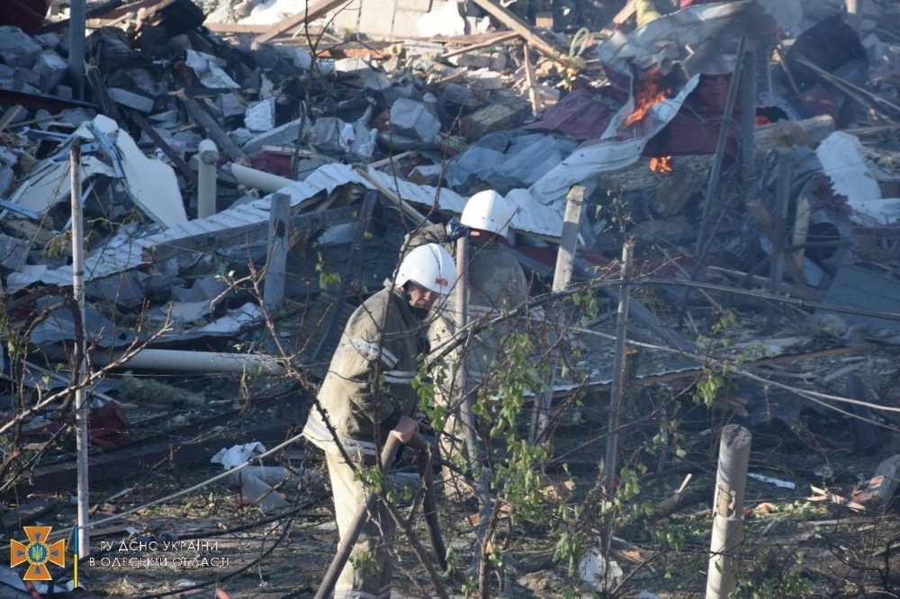 Firefighters work at site of a residential area damaged by a Russia missile strike, as Russia's attack on Ukraine continues, in the settlement of Zatoka, Odesa region, Ukraine July 26, 2022. Press service of the State Emergency Service of Ukraine/Handout via REUTERS ATTENTION EDITORS - THIS IMAGE HAS BEEN SUPPLIED BY A THIRD PARTY.