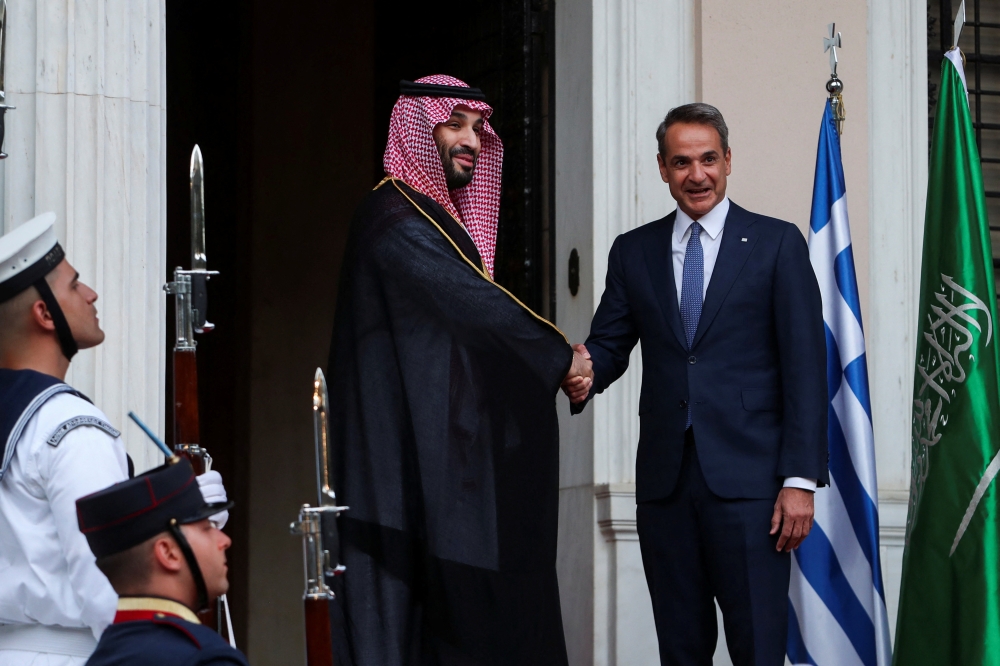 Greek Prime Minister Kyriakos Mitsotakis welcomes Saudi Crown Prince HRH Mohammed bin Salman at the Maximos Mansion in Athens, Greece, July 26, 2022. (REUTERS/Costas Baltas)