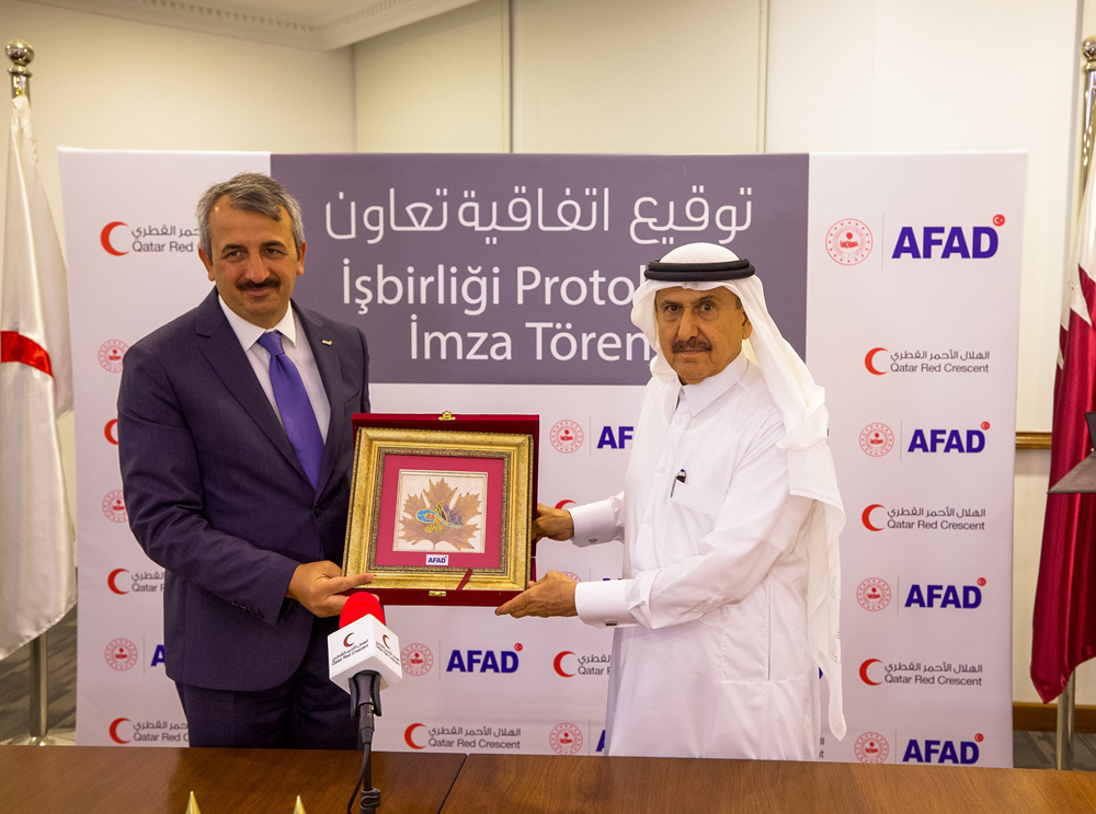 QRCS Secretary-General Ali bin Hassan Al Hammadi during a meeting with Yunus Sezer, Head of AFAD. 