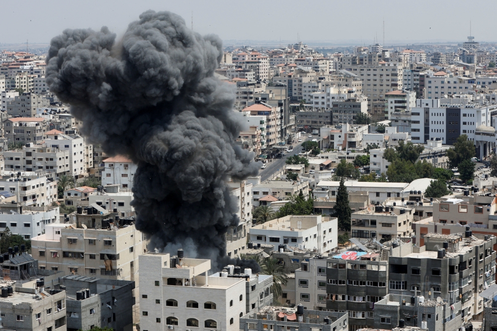 Smoke rises during an Israeli air strike, amid Israel-Gaza fighting, in Gaza City August 6, 2022. REUTERS/Mohammed Salem