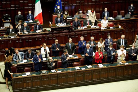 Attendees applaud Italy's Prime Minister Mario Draghi as he arrives to address the lower house of parliament ahead of a vote of confidence for the government after he tendered his resignation last week in the wake of a mutiny by a coalition partner, in Rome, Italy July 21, 2022. REUTERS/Remo Casilli/File Photo