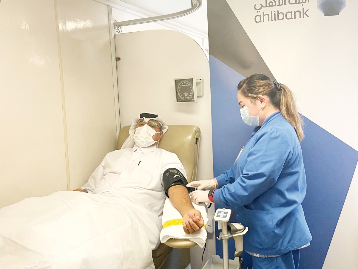 Ahlibank employee donates blood.