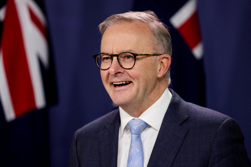 Australian Prime Minister Anthony Albanese addresses members of the media during a joint news conference hosted with New Zealand Prime Minister Jacinda Ardern, following their annual Leaders’ Meeting, at the Commonwealth Parliamentary Offices in Sydney, Australia, July 8, 2022. REUTERS/Loren Elliott/File Photo