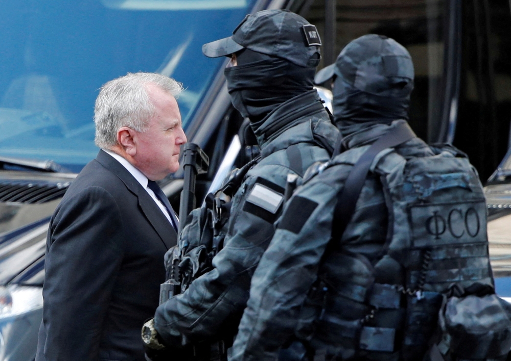 US ambassador to Russia John Sullivan walks past members of the Federal Protective Service as he arrives to attend a memorial service for Mikhail Gorbachev, the last leader of the Soviet Union, at the Column Hall of the House of Unions in Moscow, Russia, September 3, 2022. (REUTERS/Shamil) Zhumatov