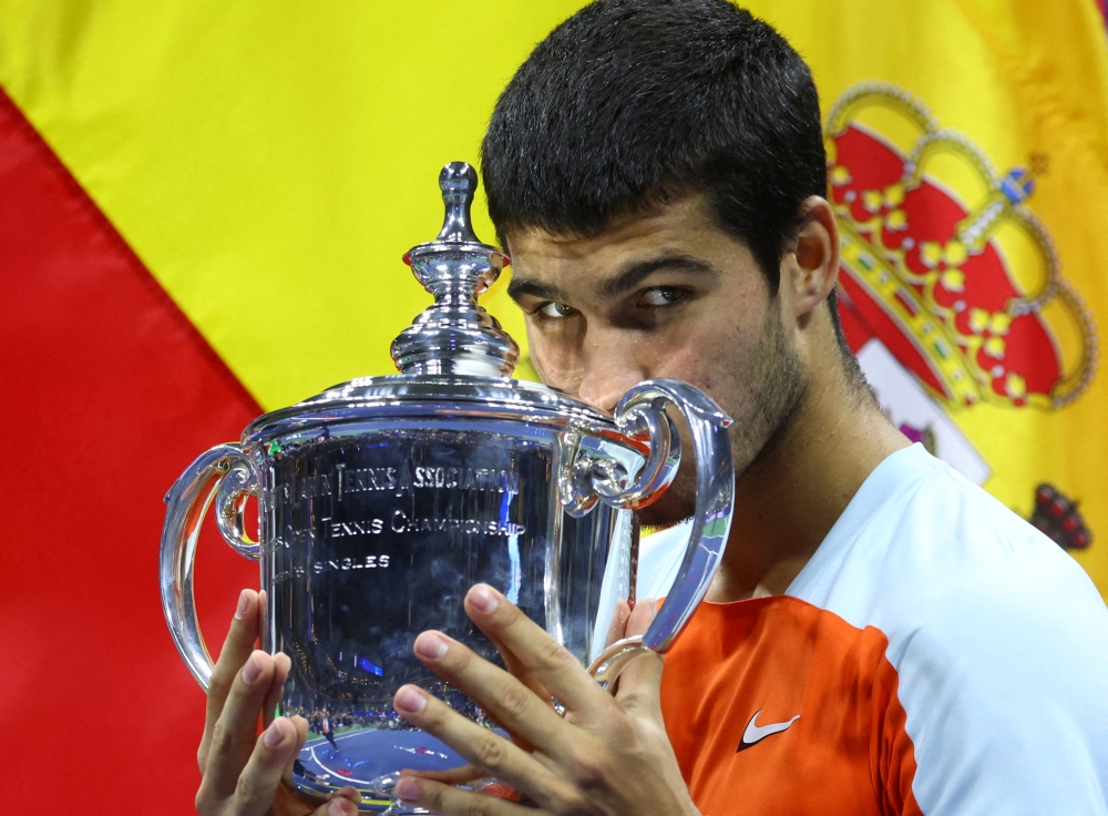 September 11, 2022 Spain's Carlos Alcaraz celebrates with the trophy after winning the U.S. Open REUTERS/Mike Segar