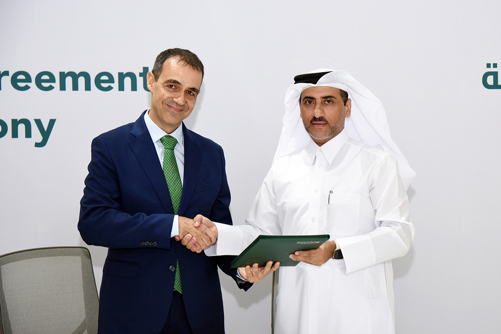 Yosouf Al Salehi, Executive Director, QSTP and Santiago Bañales, Managing Director of Iberdrola Innovation Middle East, during the signing of the agreement.