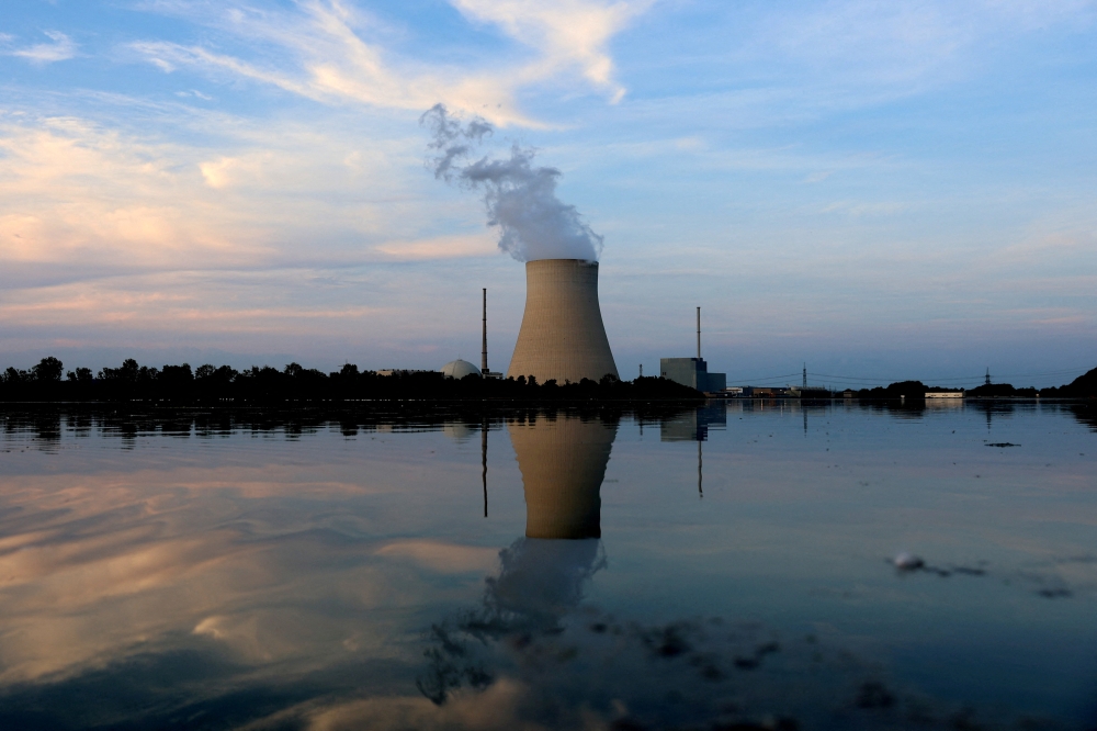 A general view shows the nuclear power plant Isar 2 by the river Isar in Eschenbach near Landshut, Germany, on August 17, 2022.  REUTERS/Christian Mang/File Photo