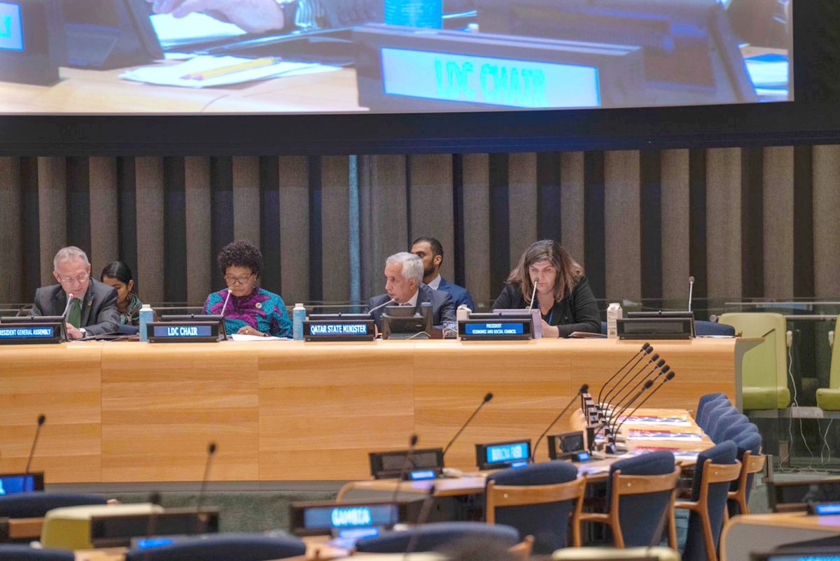 Minister of State for Foreign Affairs H E Sultan bin Saad Al Muraikhi and others at the meeting.