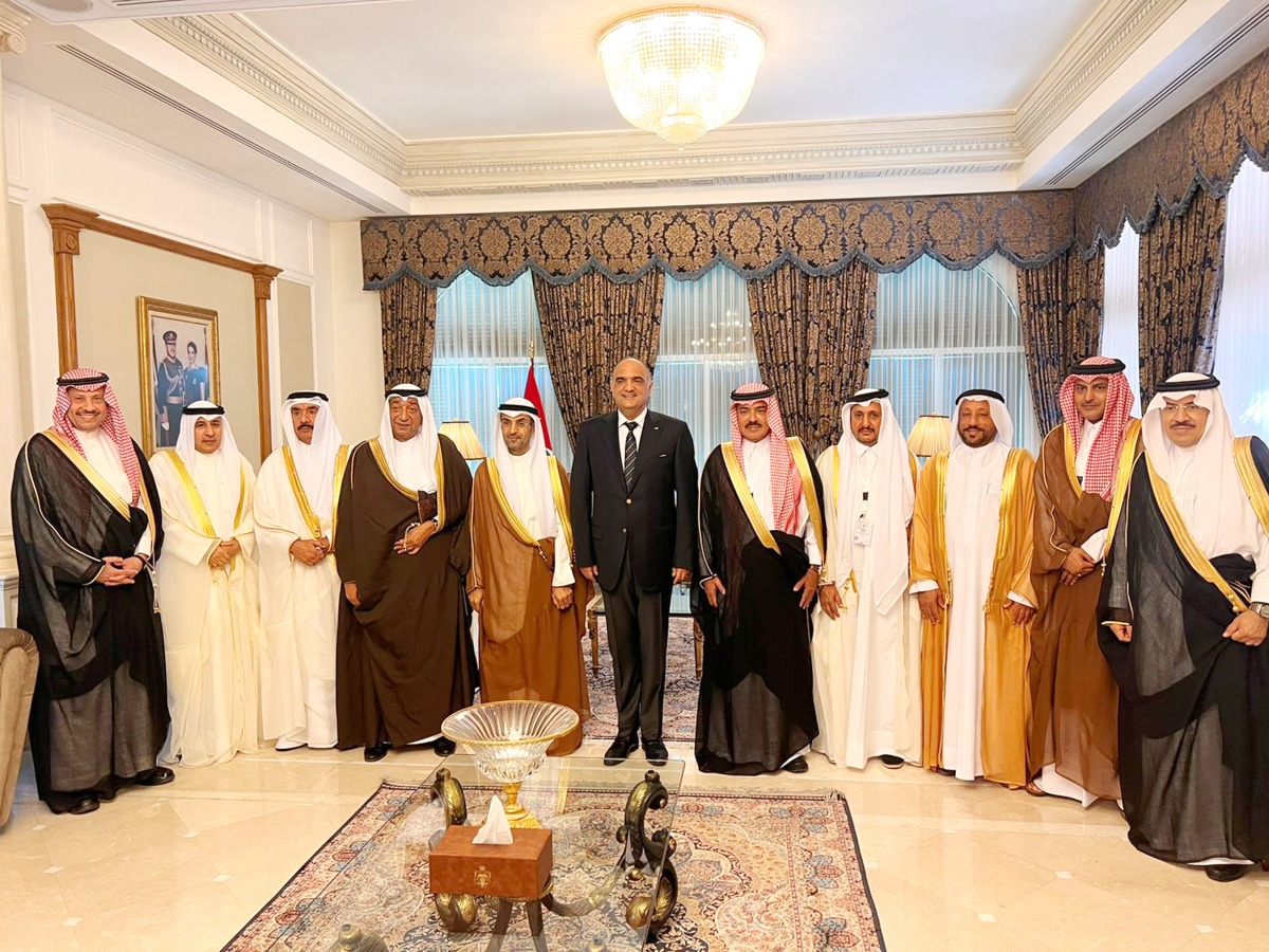 Prime Minister of the Hashemite Kingdom of Jordan H E Dr. Bisher Hani Al Khasawneh with Qatar Chamber Chairman Sheikh Khalifa bin Jassim Al Thani, and other heads of delegations on the sidelines of the forum. 