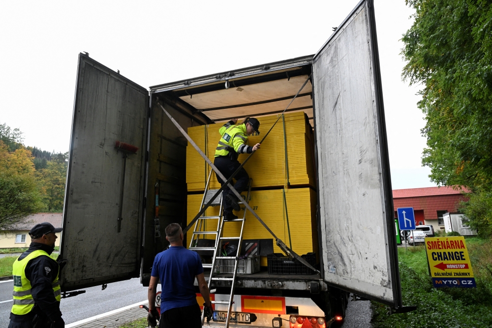 Police officers check a vehicle at the Czech-Slovak border in Stary Hrozenkov, as part of the security measures put in place after the numbers of migrants travelling to Germany increased, Czech Republic, on September 29, 2022. REUTERS/Radovan Stoklasa