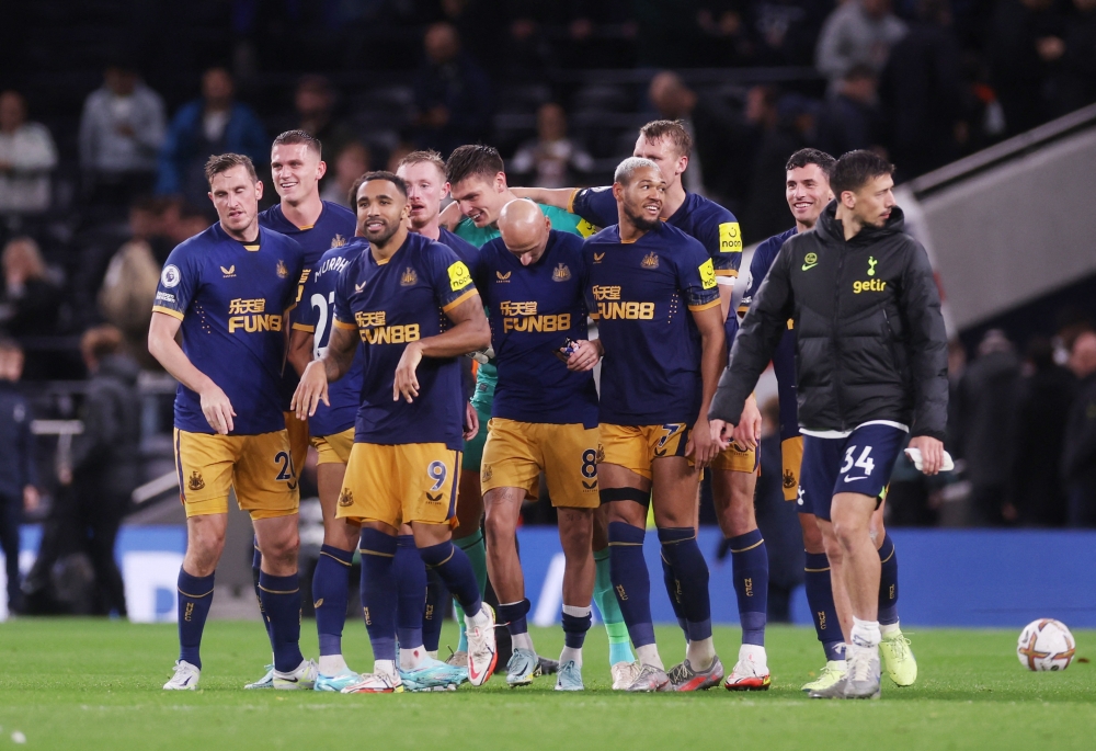 Newcastle United's Callum Wilson celebrates with teammates after the EPL match against Tottenham Hotspur at the Tottenham Hotspur Stadium, London, Britain, on October 23, 2022.  Action Images via Reuters/Paul Childs 