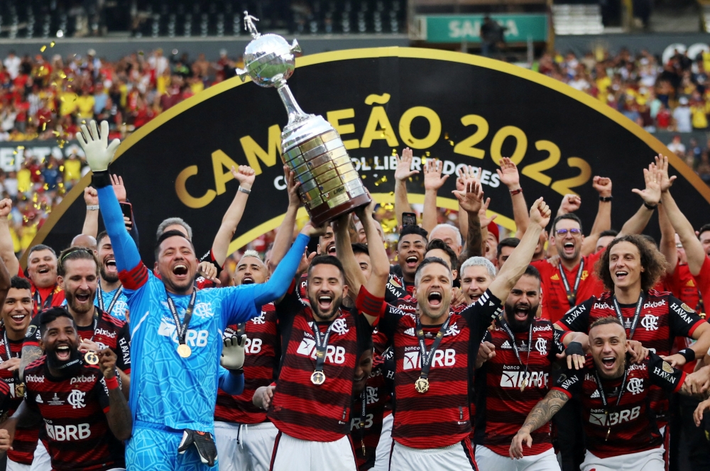 Flamengo Diego Alves, Everton and Diego celebrate with the trophy after winning the Libertadores REUTERS/Luisa Gonzalez