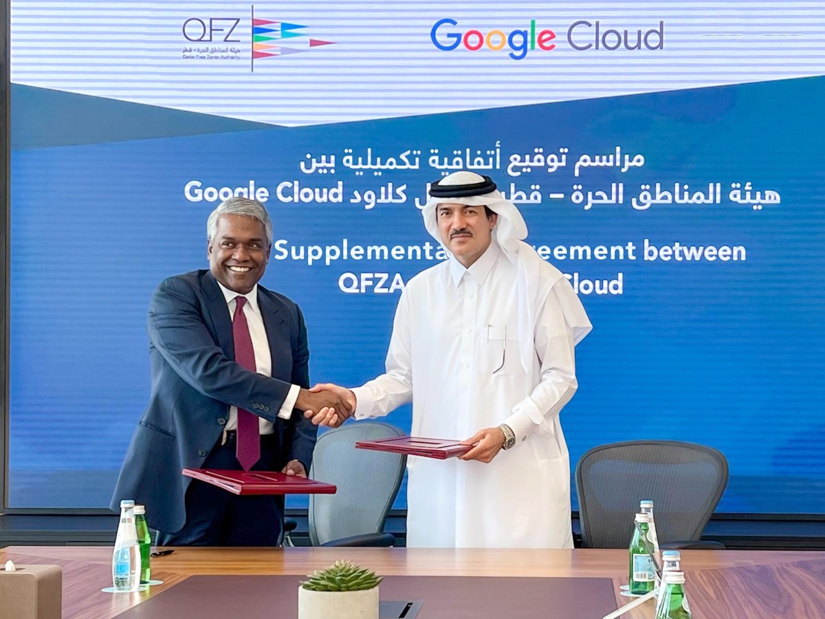 Minister of State and Chairman of QFZA H E Ahmad Al Sayed exchanges the agreement with Thomas Kurian, CEO of Google Cloud.