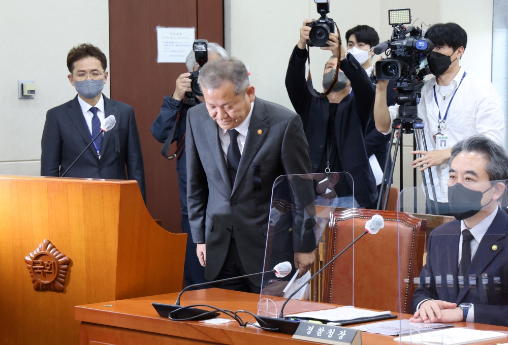 South Korea's Interior Minister Lee Sang-min bows (C) during a parliamentary session over the deadly Halloween crowd surge. Photo by Yonhap / AFP
