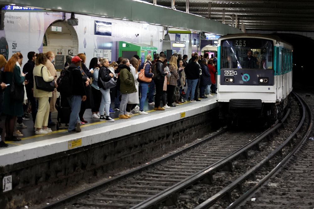 People stand at Gare Saint-Lazare metro station during a nationwide strike for higher wages and pensions in Paris, France, November 10, 2022. REUTERS/Gonzalo Fuentes