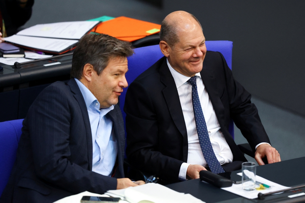German Economy and Climate Minister Robert Habeck and German Chancellor Olaf Scholz speak during budget debate in the plenary hall of German lower house of parliament, or Bundestag, in Berlin, Germany, on November 23, 2022. REUTERS/Christian Mang