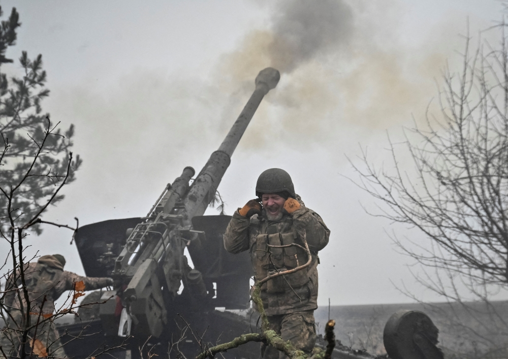 Ukrainian service members fire a shell from a howitzer at a front line, as Russia's attack on Ukraine continues, in Zaporizhzhia Region, Ukraine, December 16, 2022. (REUTERS)