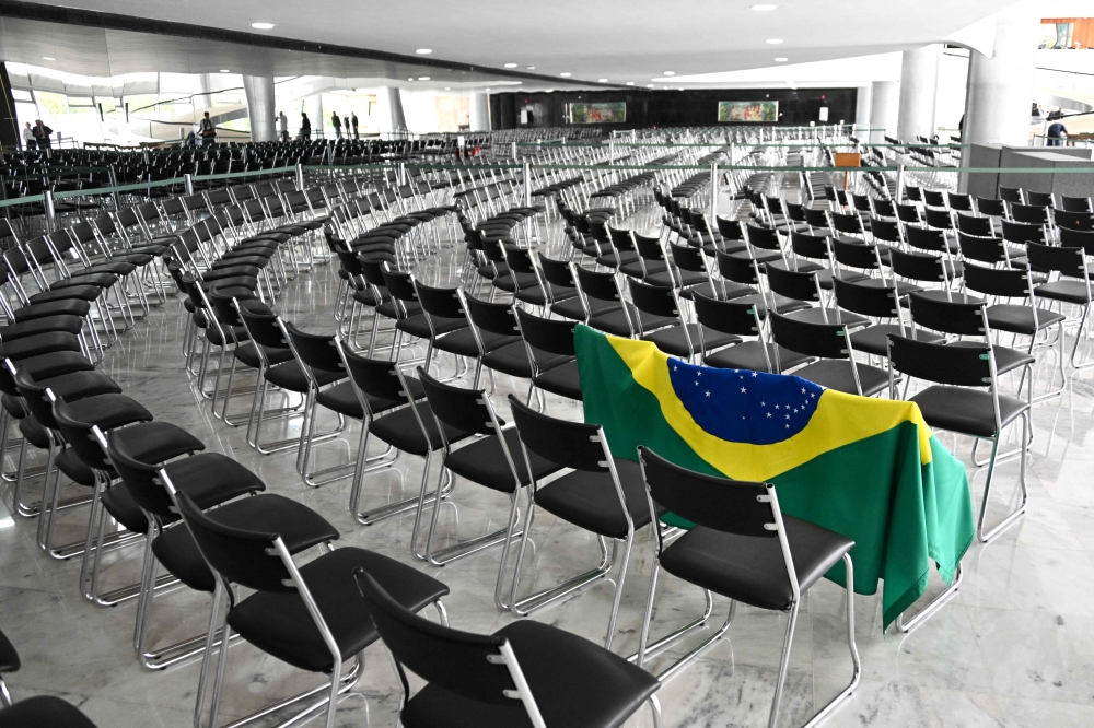 The Planalto Palace's Noble Hall is being prepared for the swearing-in ceremony of President-elect Luiz Inلcio Lula da Silva in Brasilia on December 28, 2022.  (Photo by EVARISTO SA / AFP)