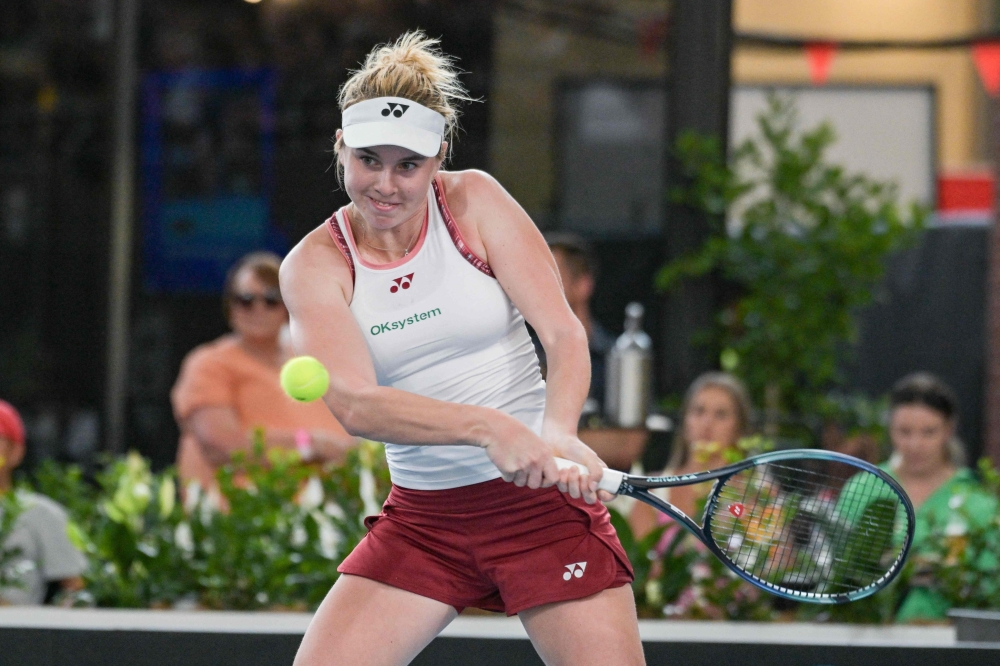 Czech tennis player Linda Noskova hits a return during her semi-final match against Tunisian Ons Jabeur at the WTA Adelaide International tournament in Adelaide on January 7, 2023. (Photo by Brenton EDWARDS / AFP)
