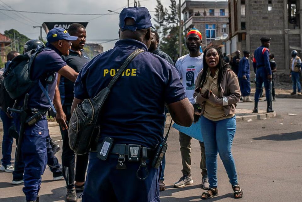 Congolese police talk to demonstrators calling on authorities to enforce an agreed withdrawal of M23 rebels from occupied territory in the region, within Goma in the North Kivu province of the Democratic Republic of Congo on January 18, 2023. REUTERS/Djaffar Sabiti
